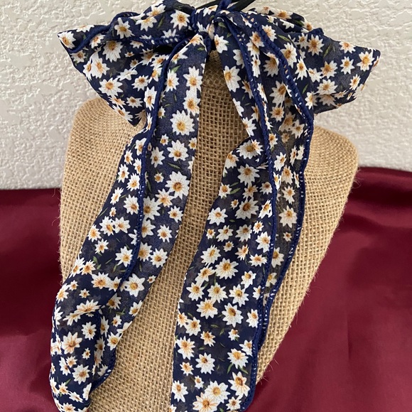 Chic Daisy Hair Tie Scrunchie - Picture 8 of 9